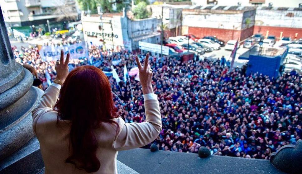 Cristina Kirchner se defendió y luego salió al balcón a cantar la marcha peronista - 23/08/2022 - EL PAÍS Uruguay