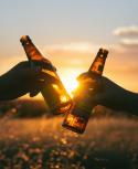 Brindis de cerveza. Foto: Unsplash