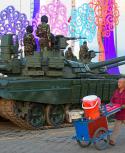 Un vendedor callejero pasa frente a un tanque en Nicaragua. Foto: AFP