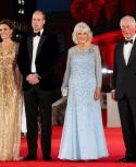 El príncipe William y Kate Middleton, duques de Cambridge, junto al príncipe Carlos y su esposa Camilla en el estreno de James Bond. Foto: AFP