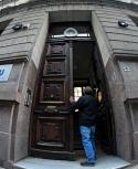 Un hombre en la puerta de entrada de la sede del INAU. Foto: Estefanía Leal (Archivo)