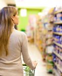 Mujer en un supermercado. Foto: Minerva Estudio.