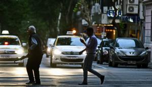 Nueva ley prohíbe a los peatones cruzar la calle usando dispositivos electrónicos. Foto: F. Ponzetto