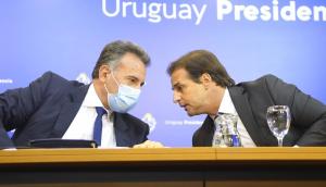 Salinas habla con Lacalle Pou previo a la conferencia de prensa. Foto: Juan Manuel Ramos