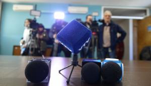 Micrófonos de medios de prensa de Uruguay listos para una conferencia de prensa. Foto: Fernando Ponzetto