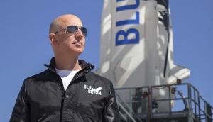 Jeff Bezos posa frente a la nave espacial Blue Origin. Foto: AFP