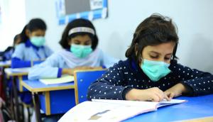 Niños con tapaboca en clase. Foto: Unsplash