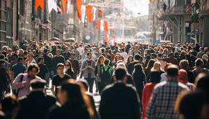 Gente caminando por una calle. Foto: filadendron/iStock de Getty Images