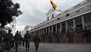 Soldados patrullan frente al Palacio de Carondelet, en Quito, el 26 de junio de 2022, en el marco de protestas lideradas por indígenas contra el gobierno. Foto: AFP