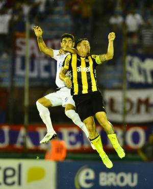 Luis Aguiar y Cristian Rodríguez en pleno vuelo para llegar a la pelota
