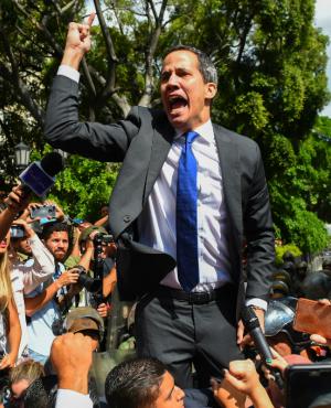 Juan Guaidó grita ante una multitud en la puerta del Parlamento venezolano. Foto: AFP
