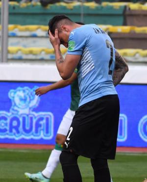 El lamento de José María Giménez en el Bolivia-Uruguay. Foto: Nicolás Pereyra (enviado).