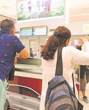 Personas en el Aeropuerto Internacional de Carrasco. Foto: Archivo El País.