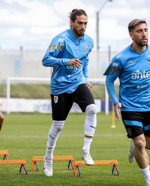 Martín Cáceres entrena con la selección uruguaya. Foto: @Uruguay.