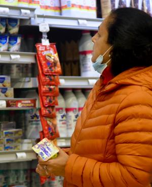 Persona observando precios en un supermercado - Inflación