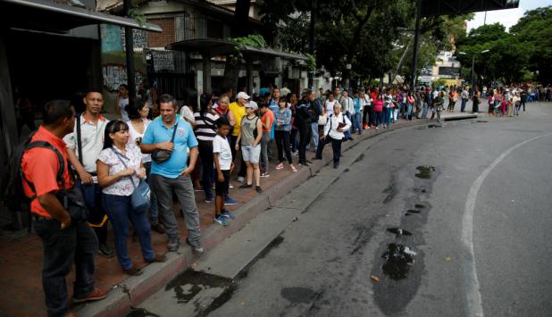 Largas colas en las paradas de ómnibus en Caracas. Foto: Reuters