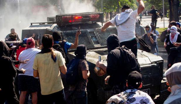 Disturbios en Santiago de Chile. Foto: AFP.