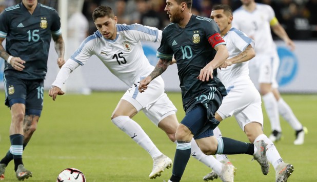 Federico Valverde y Lionel Messi en el Argentina vs. Uruguay de Israel en 2019