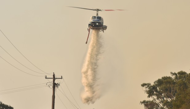 Bomberos y militares intentan apagar incendios en Australia. Foto: AFP