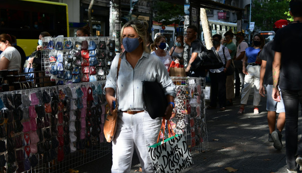 Una persona camina por el Centro de Montevideo usando tapabocas. Foto: Estefanía Leal