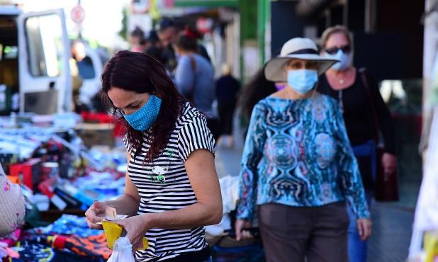 Personas con tapabocas realizando compras en Paso Molino. Foto: Leonardo Mainé