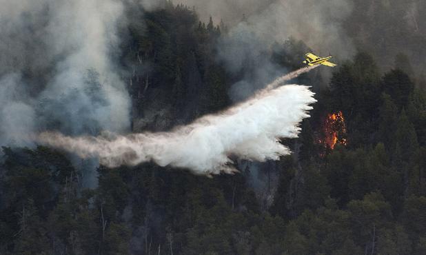 Vista de una operación aérea intensa para contener en incendio sobre bosques nativos y cultivados de la provincia de Corrientes. Foto: EFE