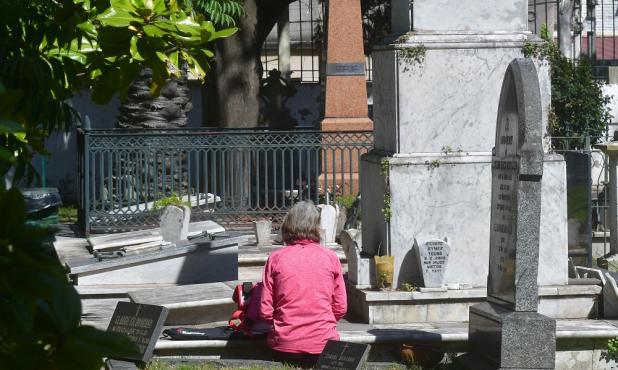 Mujer en el Cementerio del Buceo