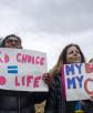 Activistas por el derecho al aborto sostienen carteles durante una manifestación. Foto: AFP.